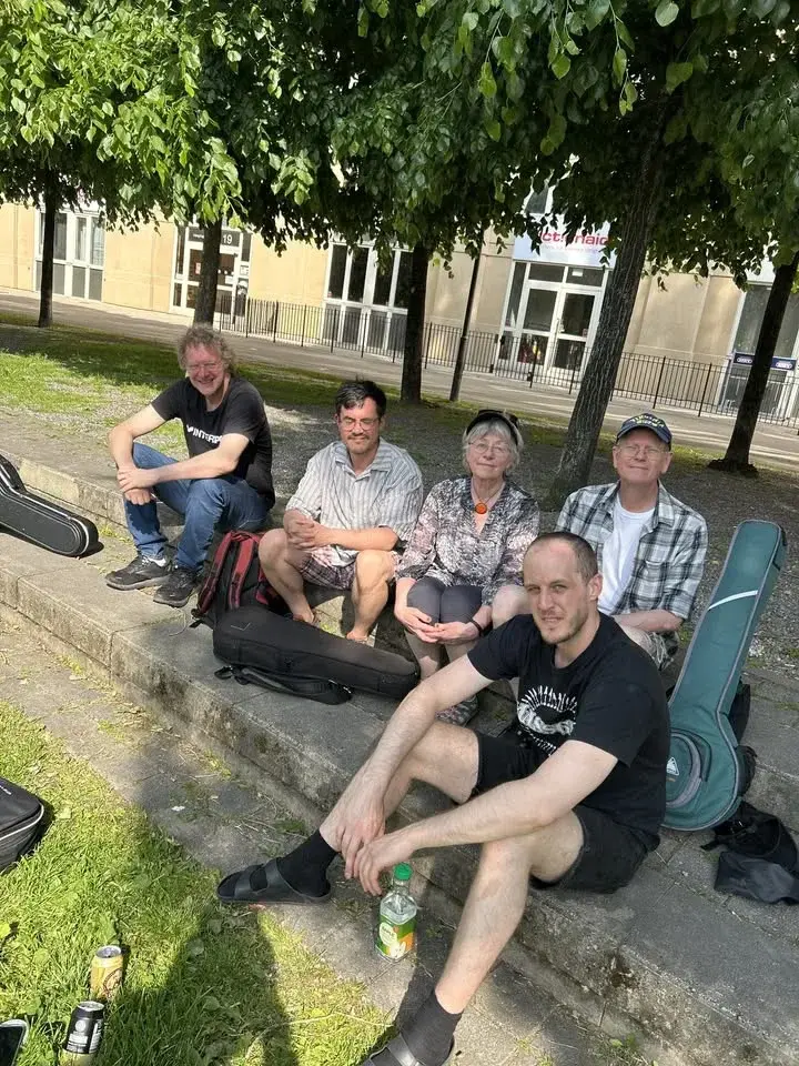 đ” Happy Sunday Old Time Jam i Fatbursparken â Utomhusmusik & Gemenskap đłđ¶