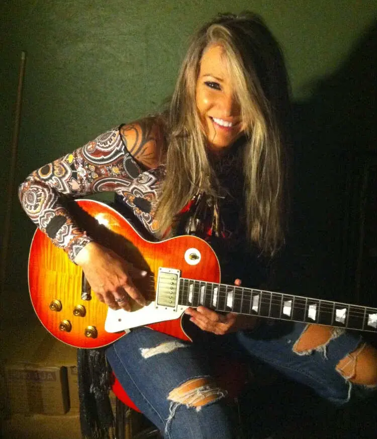 MISSI ST THOMAS on stage at the Thirsty Turtle