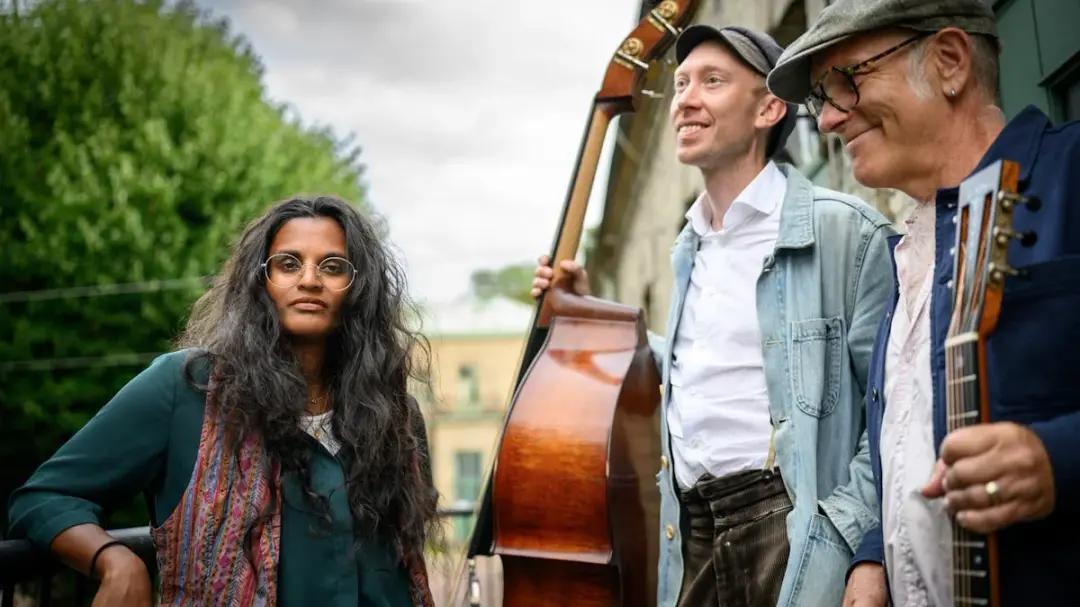 Thilini Guldbrand trio tolkar Cornelis@Smedjan