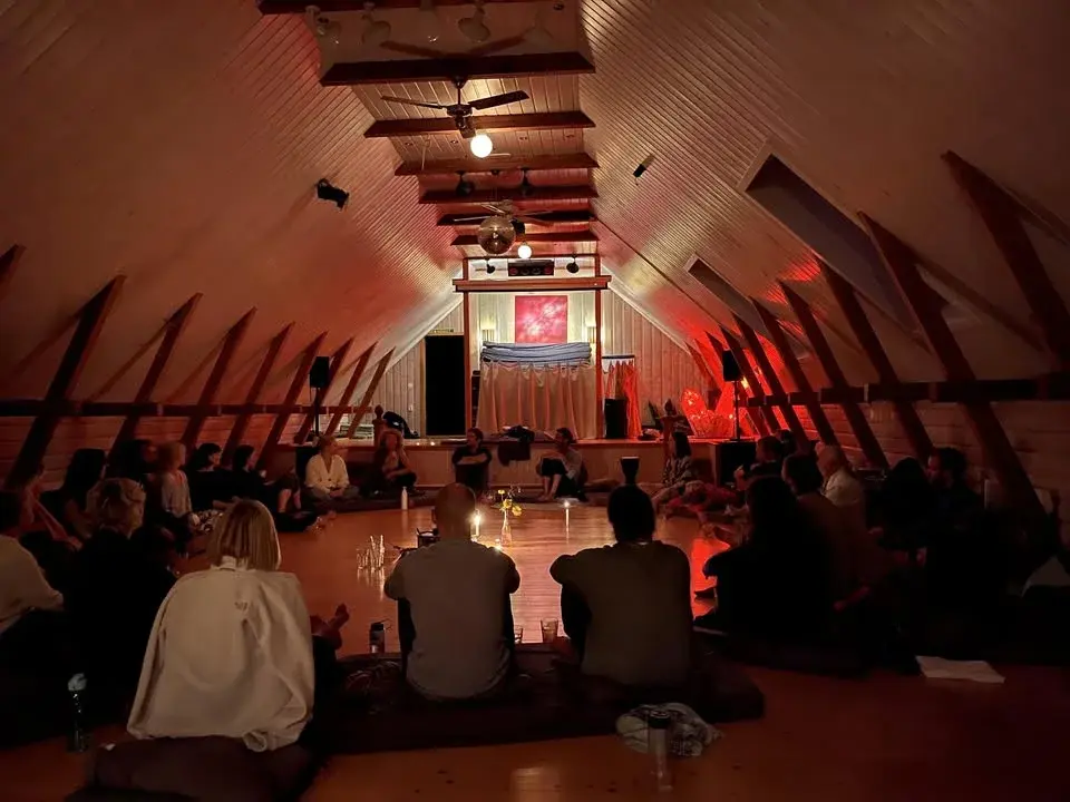 TORNRUMSKVÄLL: Non-duality meditation, musik och medvetet relaterande