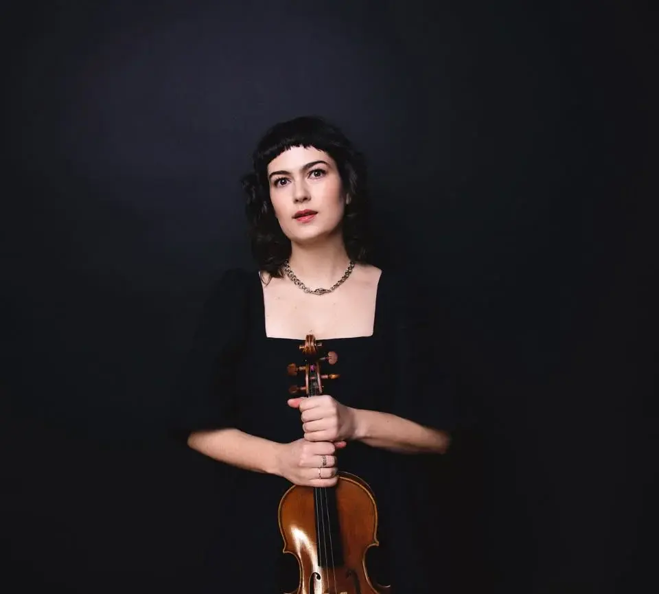 Musikgudstjänst med den amerikanska violinisten Maya Bennardo