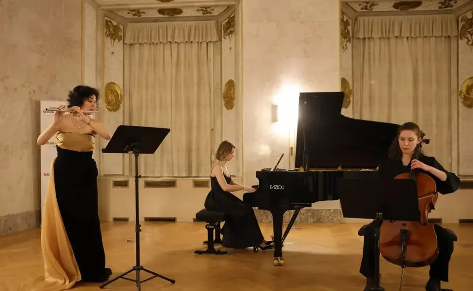 Trio Lumina III: Im Schatten der Moderne