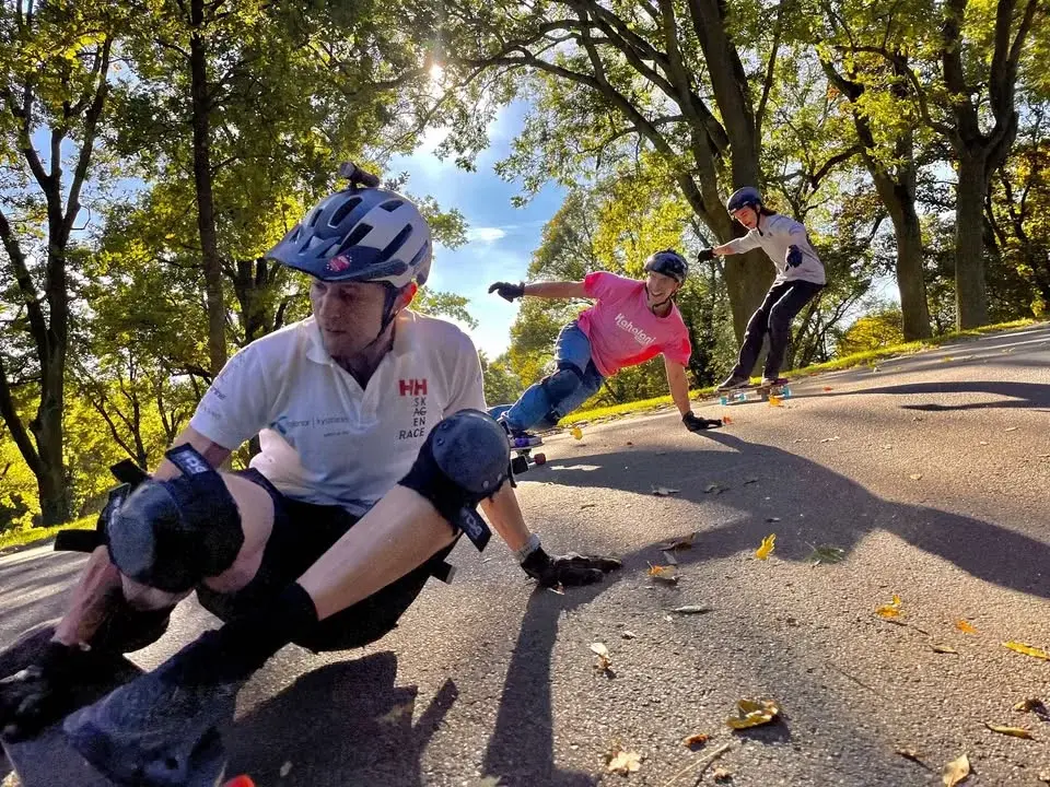 [free gear to use] Sunday afternoon beginner/intermediate slide sesh central Stockholm (skateboard)