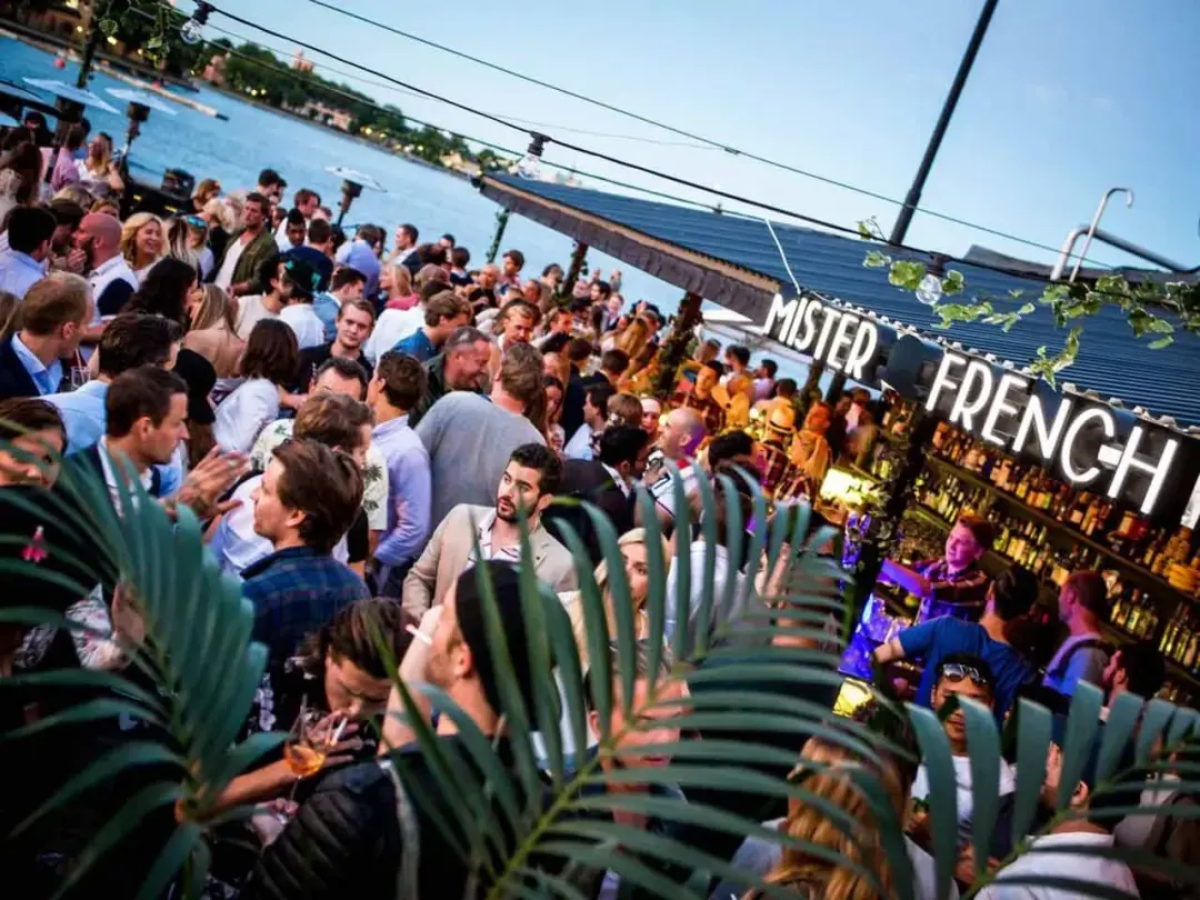 🇸🇪 Fira Nationaldagen på Mister French – DJ-fest & Fri Entré! 🎉🎶