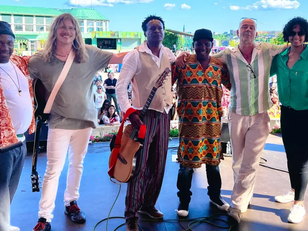GIL FELIX BAND đ¶đ Livlig konsert med brasilianska rytmer pĂ„ Sergels torg