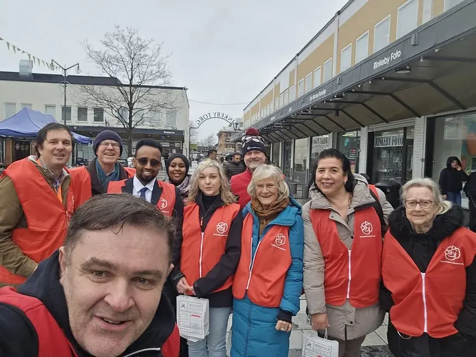 Dörrknackning och flygbladsudelning Rinkeby torget